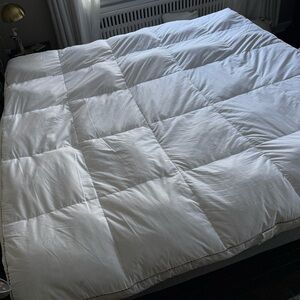White Goose Down Pillow Top feather bed
Pr-owned/excellent condition